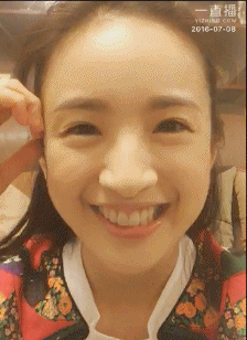 刺激表情包林依晨,笑颜如花，治愈系女神魅力四溢